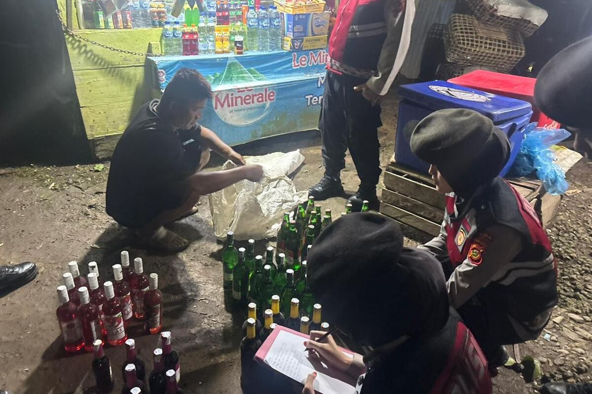 Jelang Ramadhan 2026, Polda Sumsel Sita 523 Botol Miras dari Berbagai Warung di Palembang