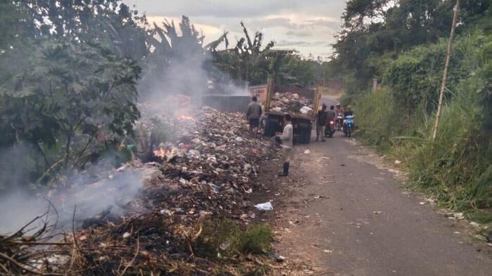 Petugas Gerak Cepat Bersihkan Sampah Liar di Gerbang Desa Pendagan