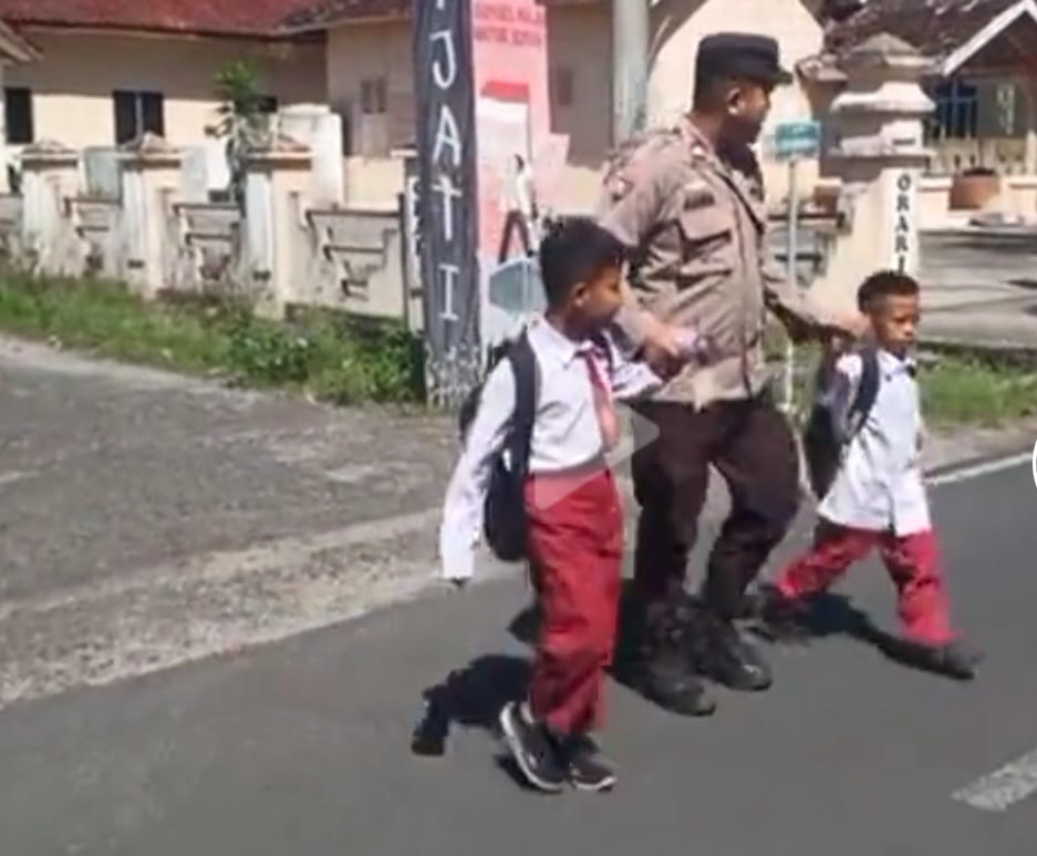 Personel Polsek Muaradua Berikan Bantuan Penyeberangan bagi Siswa SD untuk Cegah Kecelakaan