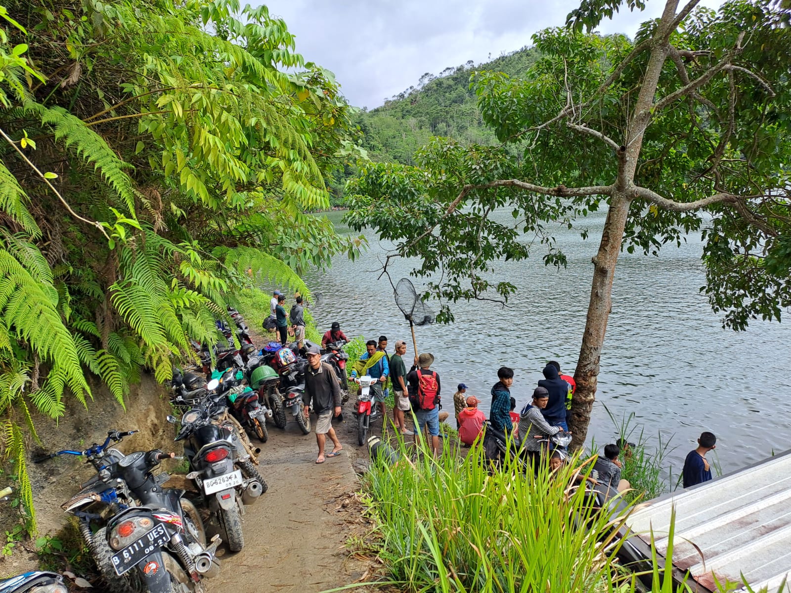 Warga Ramai-Ramai Tangkap Ikan Mabok  di Danau Rakihan