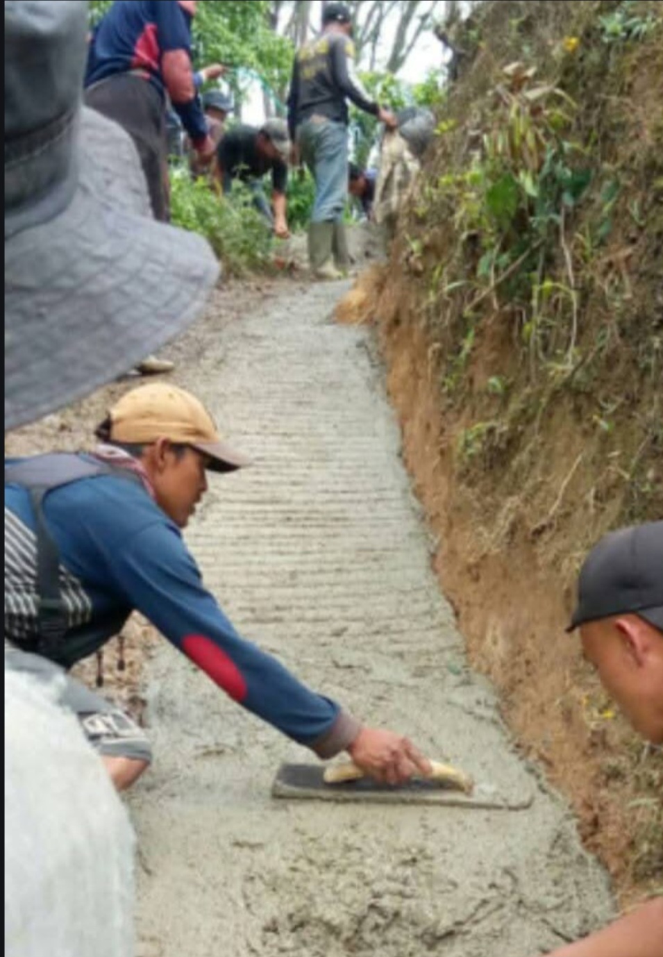 Warga Desa Aromantai Pulau Beringin Kembali Swadaya Cor Jalan Menuju Kebun