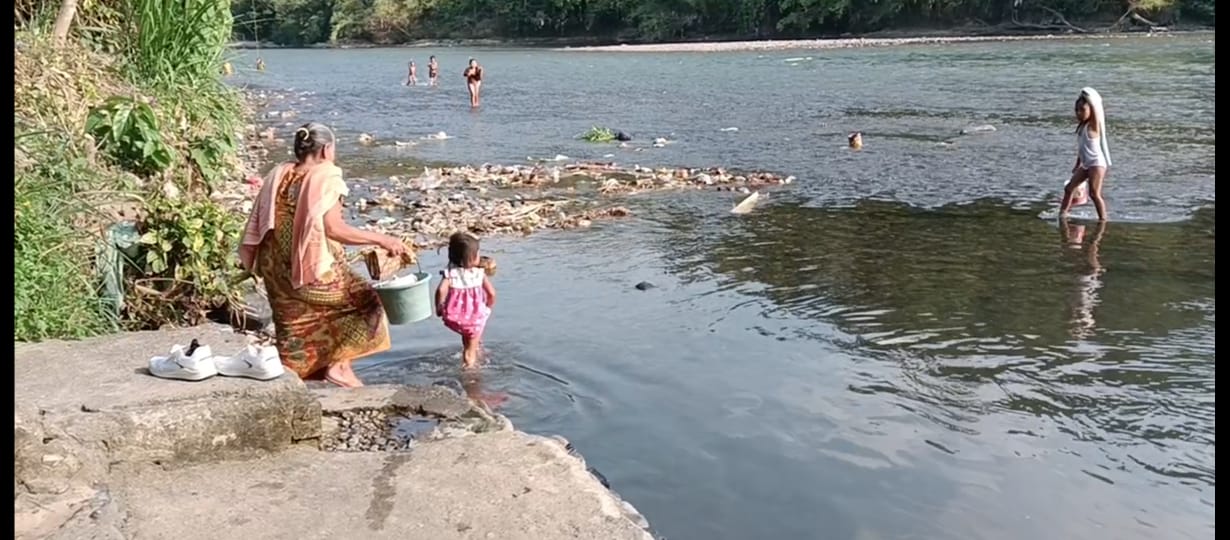 Sumur Kering, Warga OKU Selatan Pilih Mandi di Sungai Selabung