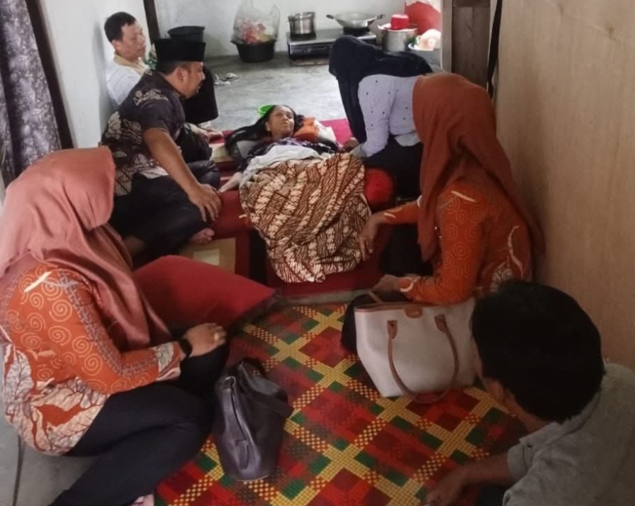 Lurah Pasar Jenguk Warga Sakit, Pastikan Pelayanan Kesehatan Berjalan