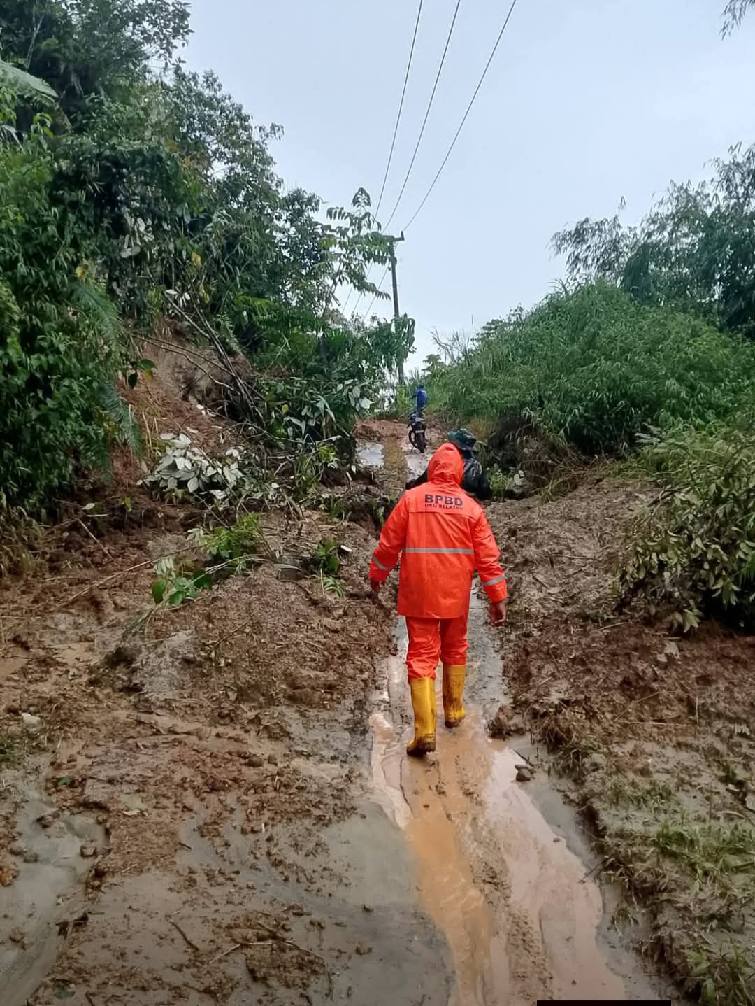 Curah Hujan Tinggi, Pemkab OKU Selatan Tangani Longsor di Sungai Are