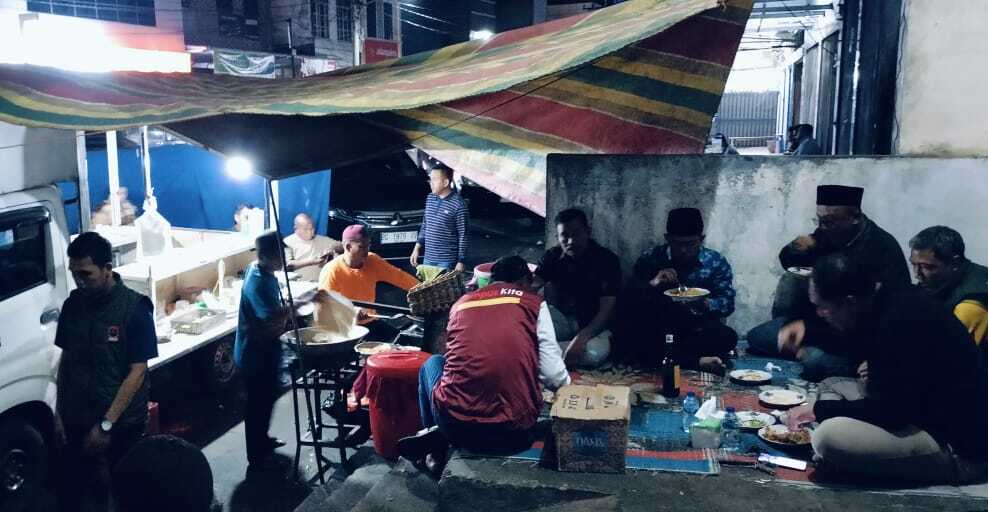 Nikmati Nostalgia, Abusama Tak Canggung Makan Nasi Goreng Emperan Jalan