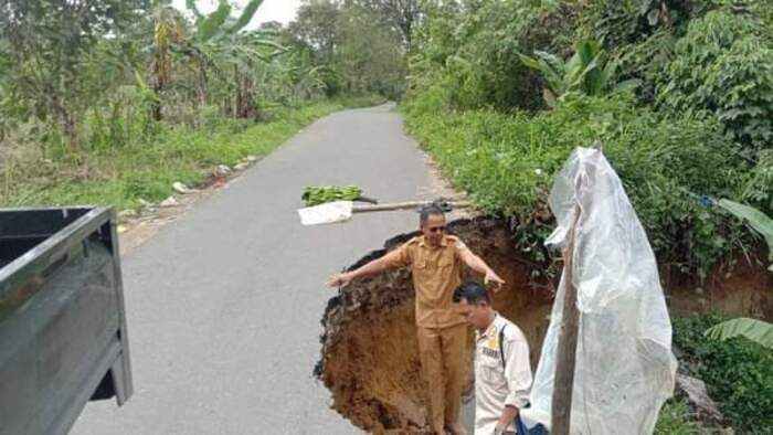 Jalan Terbis di Tebing Paoh Makan Setengah Badan Jalan