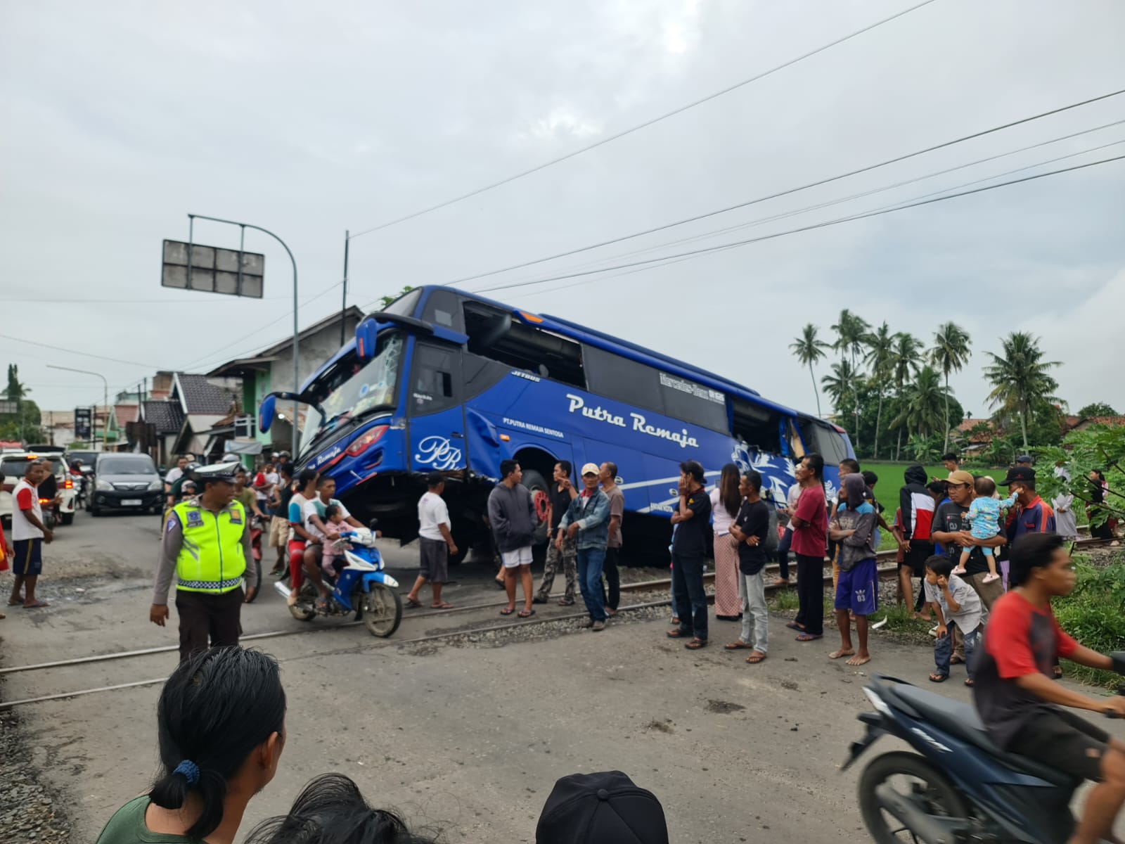  Bus Putra Remaja vs Kereta Api Babaranjang, Beruntung Tanpa Korban Jiwa