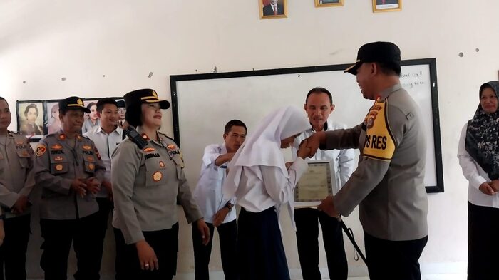 Rekam Aksi Perampok, Dua Pelajar Dapat Penghargaan