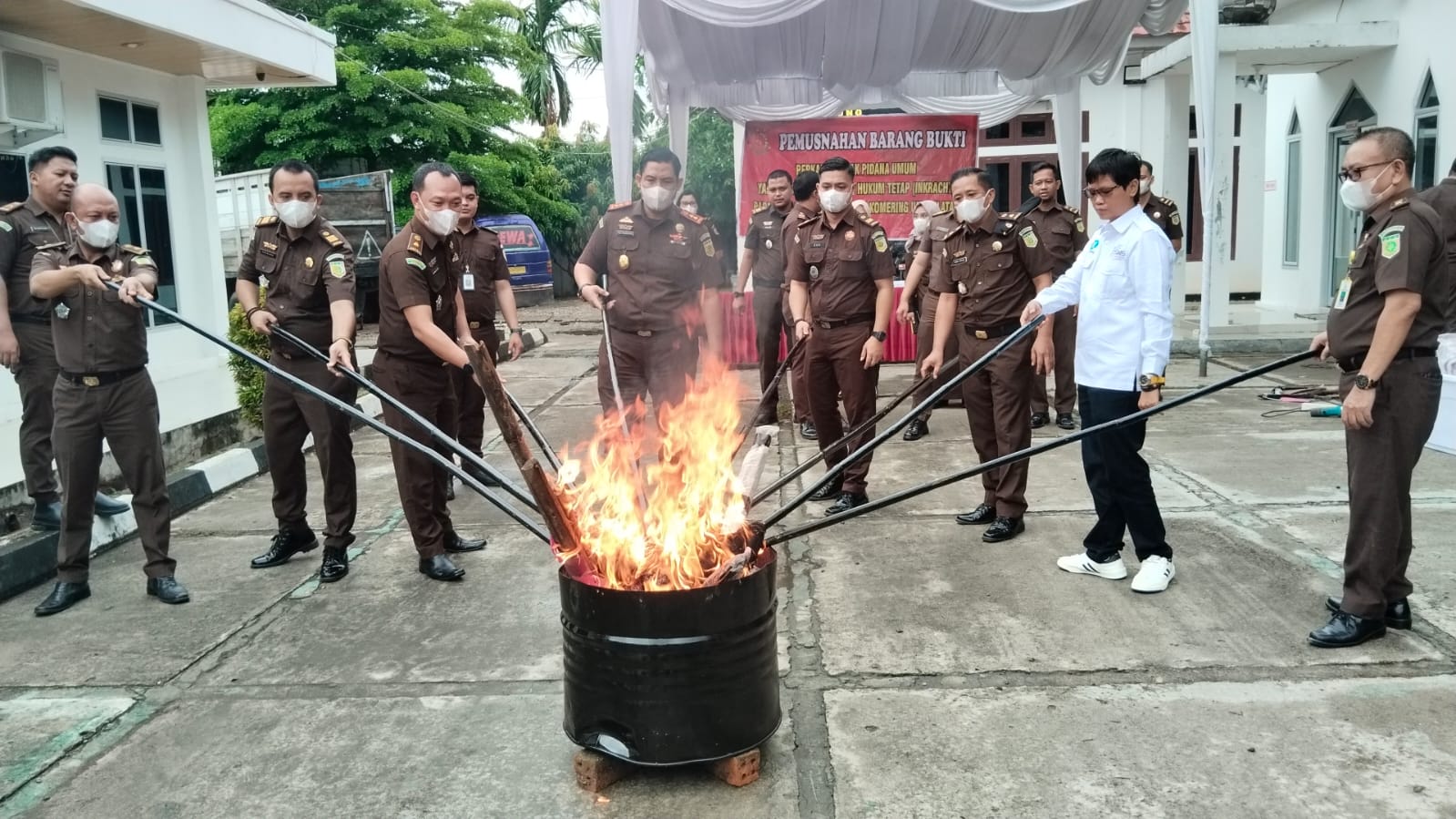 Kejari OKU Selatan Musnahkan Barang Bukti 42 Perkara, Dominasi Kasus Narkotika