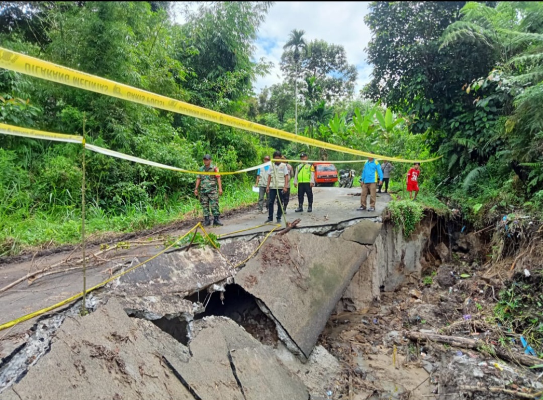 Jalan Tanjung Beringin OKU Selatan Putus Total Karna Longsor