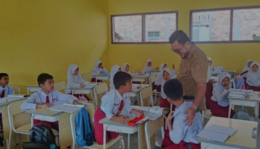 Kepala Dinas Pendidikan OKU Selatan Pantau Proses Belajar Mengajar di SD Rantau Panjang