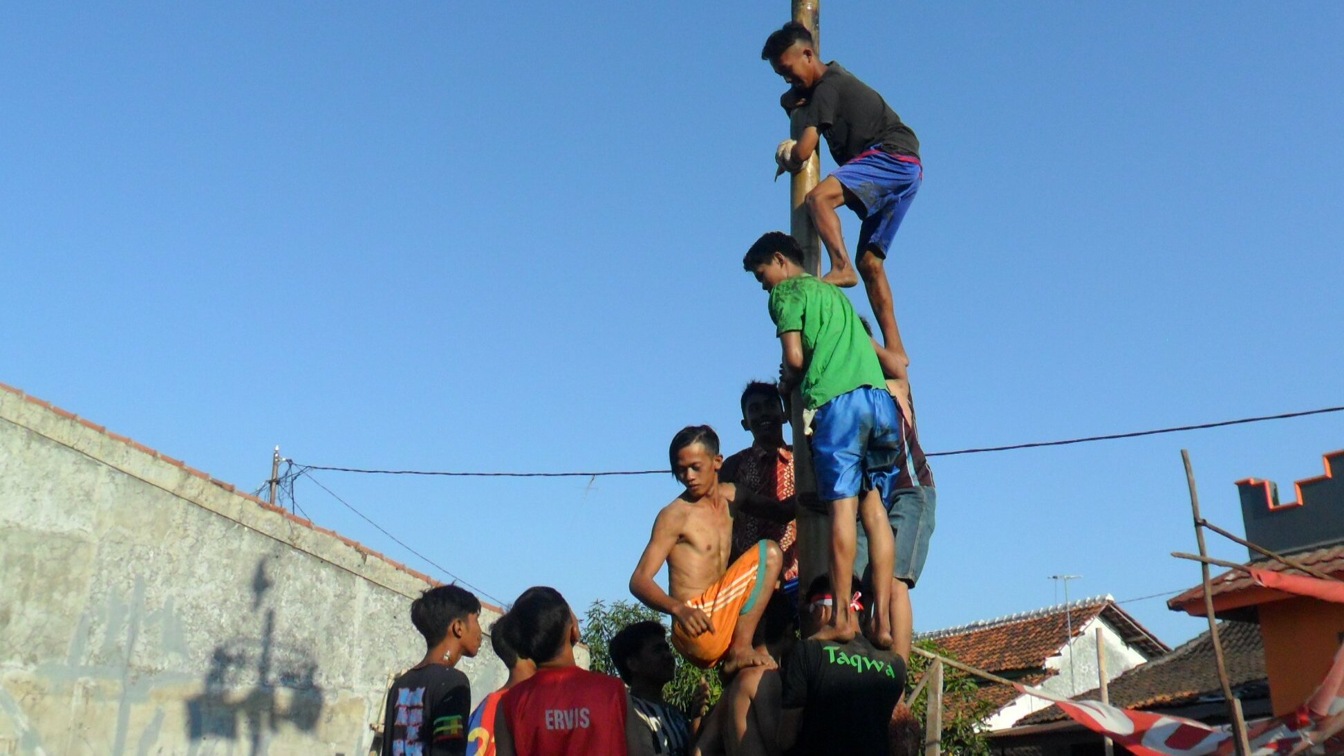 Ternyata, Lomba Panjat Pinang Sudah Ada Sejak Zaman Belanda, dan Punya Makna di Budaya Tionghoa