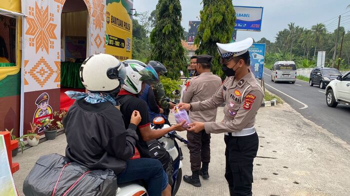 Kaposyan dan Petugas Gabungan Bagi-bagi Takjil