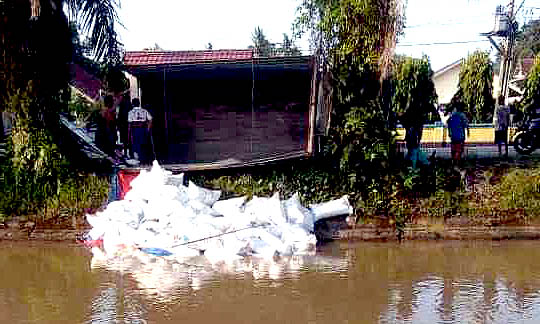 Wow! Beras Bulog hanyut, Mobil Hantam Pohon Sawit