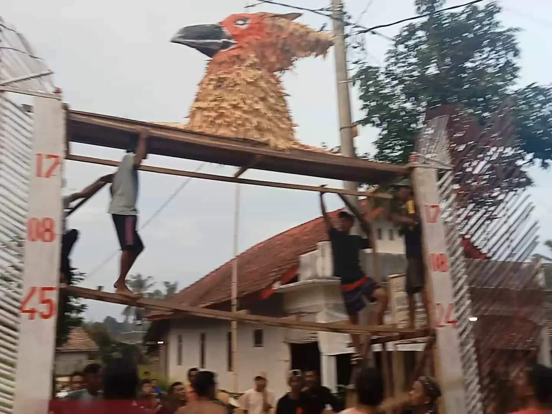 Bahan Bambu, Warga Desa Sipin Lukis Burung Garuda