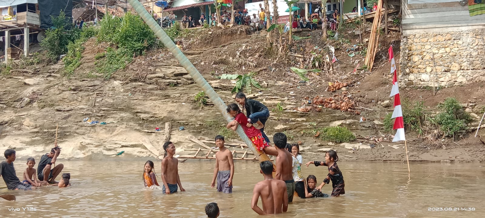 Seru dan Unik! Perlombaan Panjat Pinang di Tepi Sungai Meriahkan HUT RI ke-78 di Pasar Lama Ulu