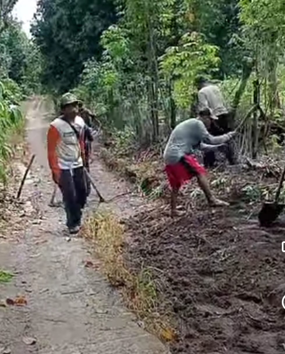 Warga Desa Gotong Royong Perbaiki Jalan Rusak di OKU Selatan