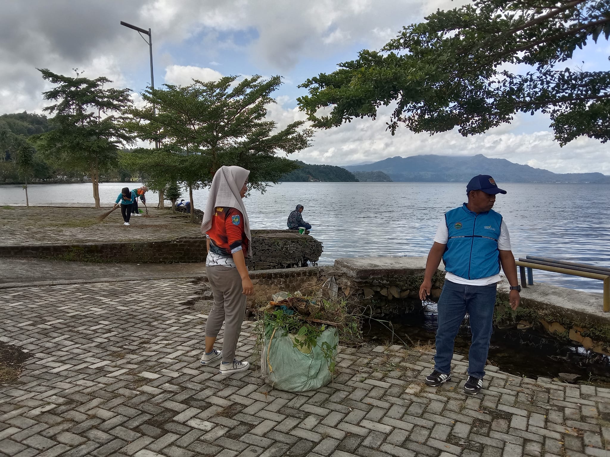 UPTD Pariwisata Gelar Aksi Bersih-Bersih di Pelataran Objek Wisata Danau Ranau OKU Selatan