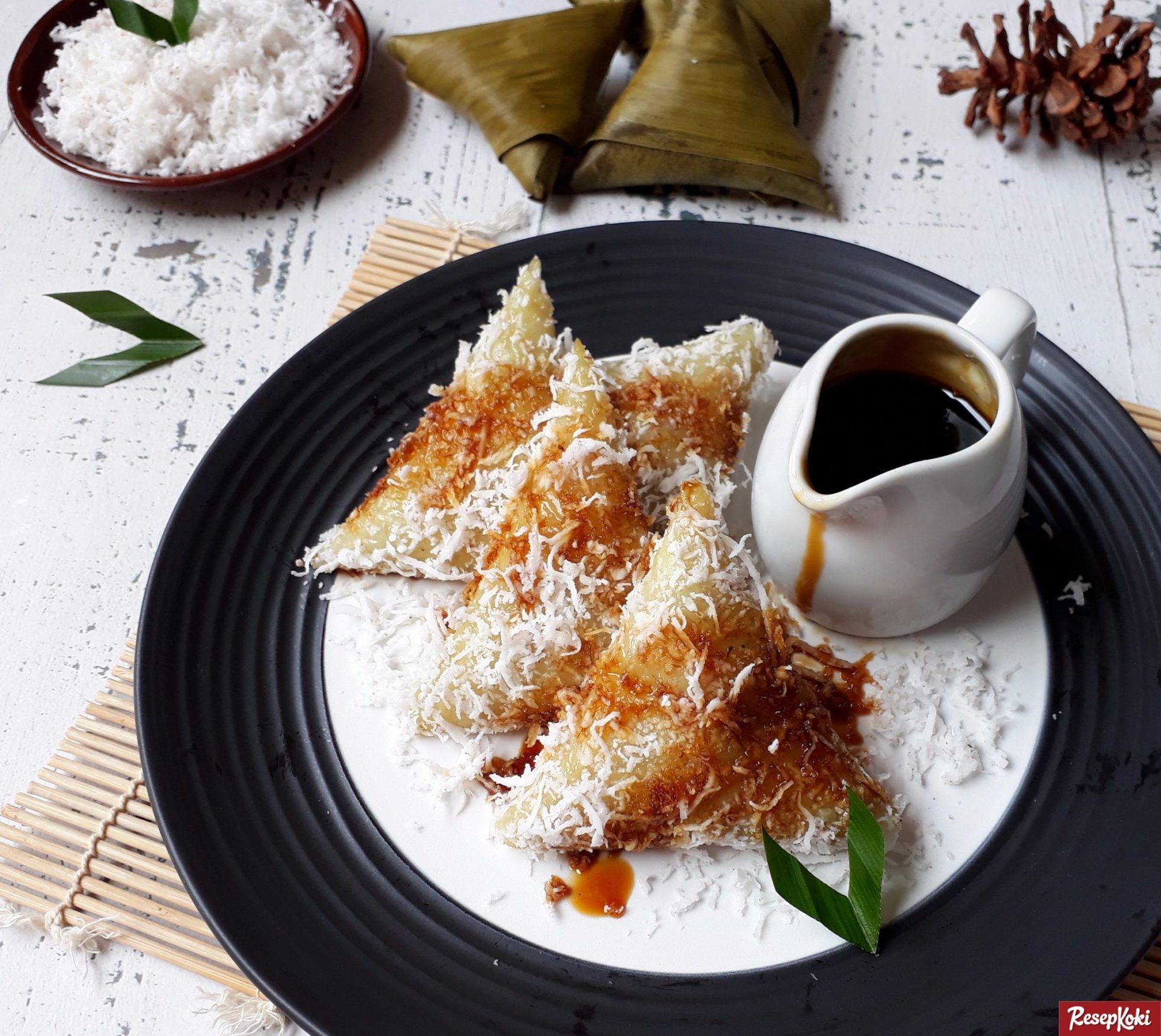 Kue Lupis, Cemilan Tradisional Berkhasiat Yang Menggugah Selera!