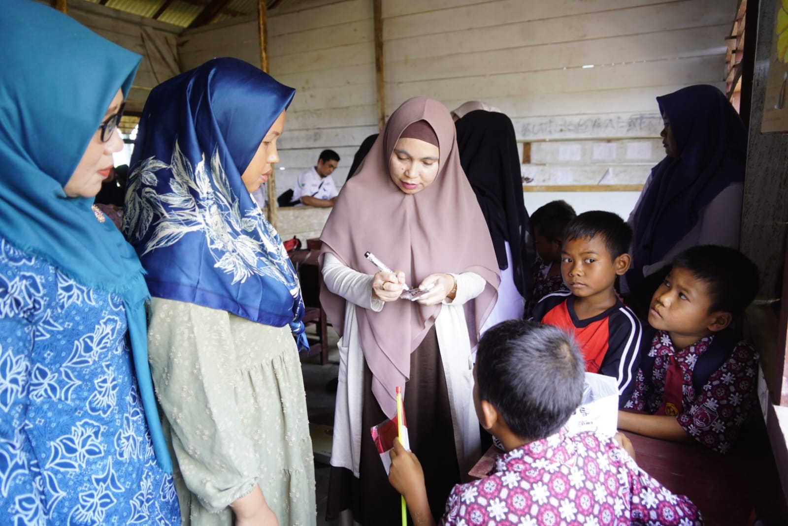 Kunjungi Sekolah Pelosok, Ternyata Ini yang Dilakukan Ketua TP PKK OKU Timur