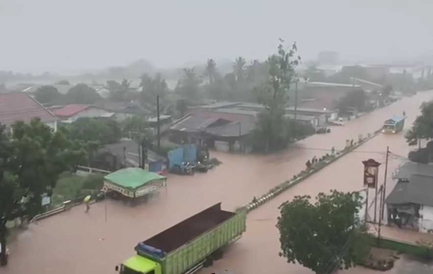 Waspada, Bandar Lampung Dikepung Banjir: Jalan Tergenang, Evakuasi Dramatis di Tengah Arus Deras