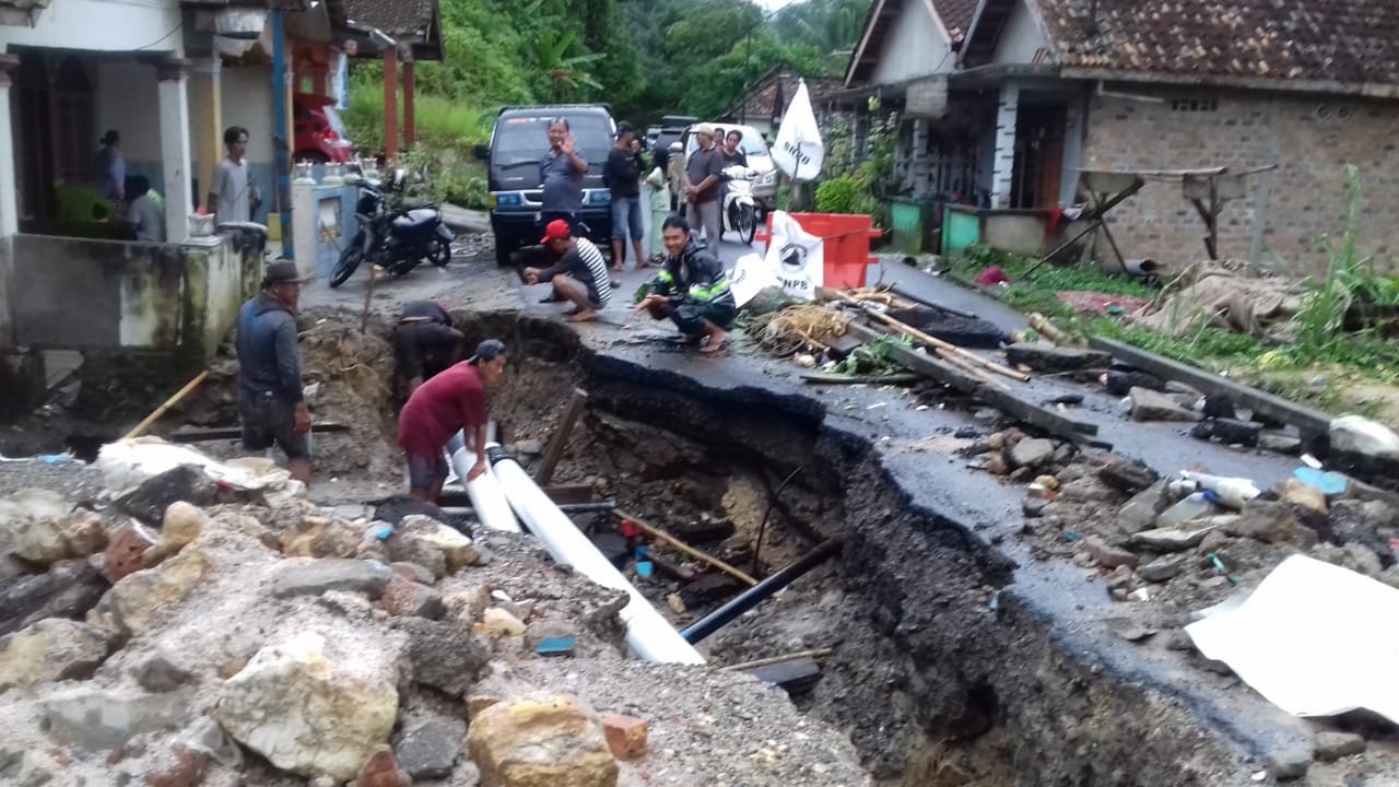 Jalan Amblas, Tiga Pipa Milik PDAM Tirta Saka Selabung Patah