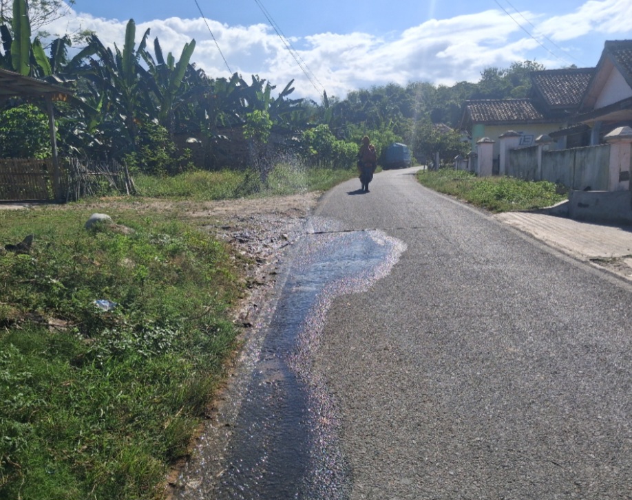Saluran PDAM di Kampung Sawah Pecah, Air Genangi Jalan