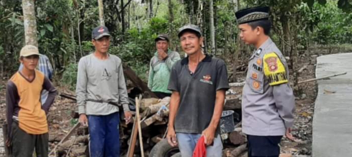 Polsek Kisam Tinggi Lakukan Belusukan dan Sampaikan Larangan Karhutla kepada Masyarakat