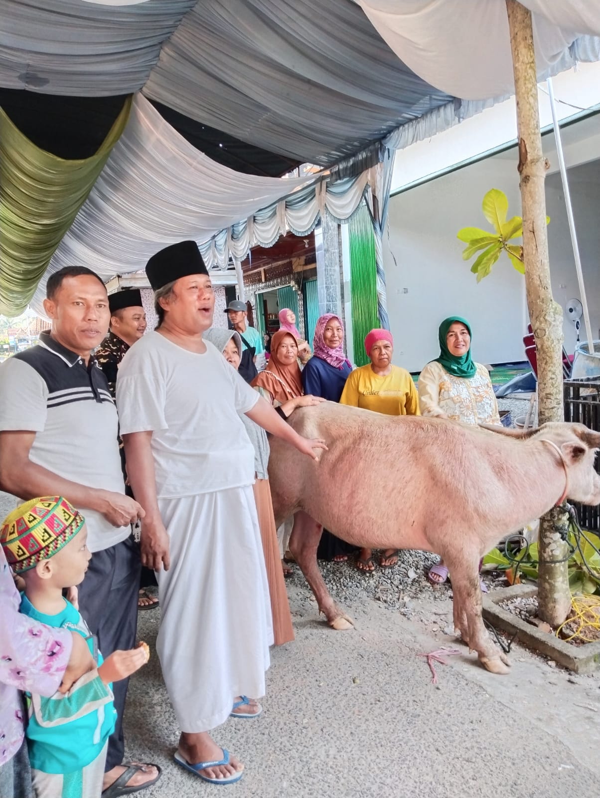 Masyaallah! Gus Muwafiq Potong  Kerbau dan Gelar Tasyakuran Sedekah Bumi di Kampung Istri