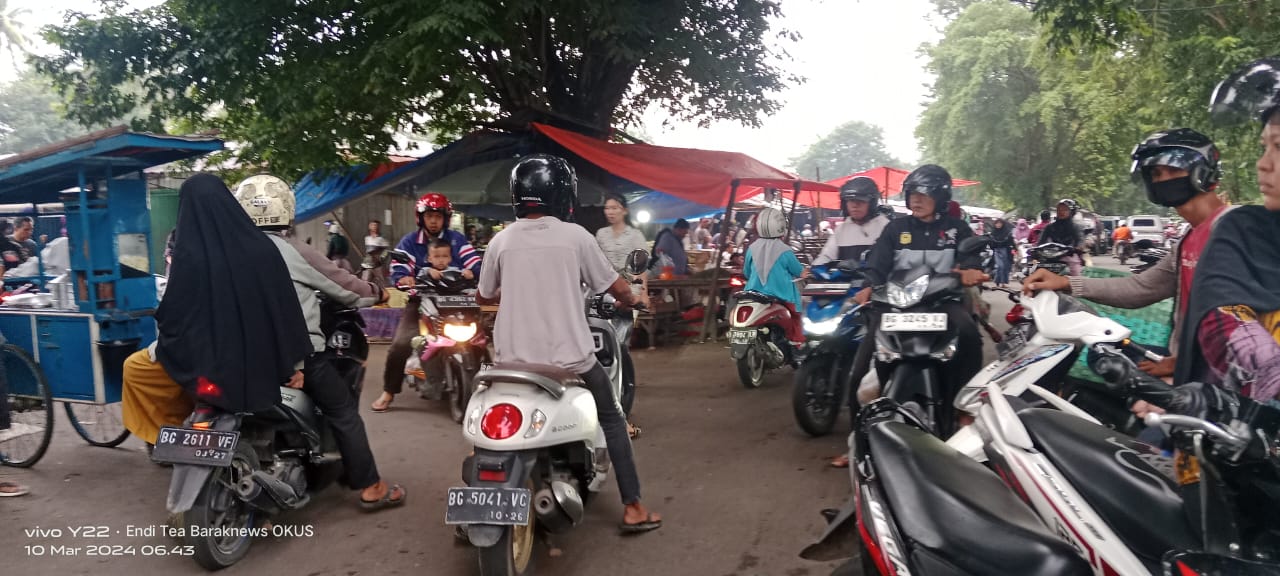 Masyarakat, Padati Pasar Saka Selabung di Muaradua Menjelang Ramadan