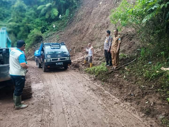 BPBD OKU Selatan Turunkan Alat Berat, Upaya Bersihkan Badan Jalan