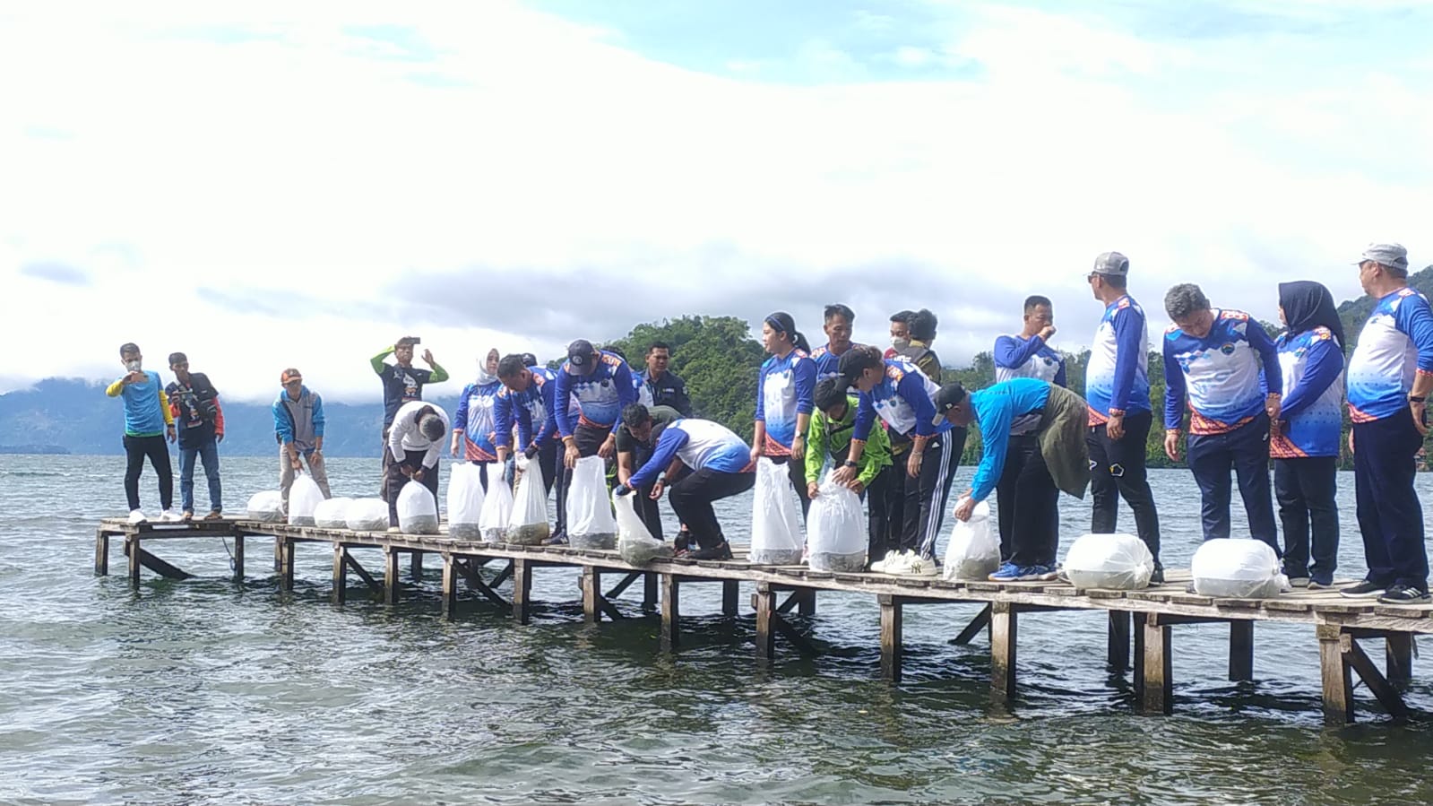 Pemkab Tabur 10.000 Benih Ikan Mujair di Danau Ranau