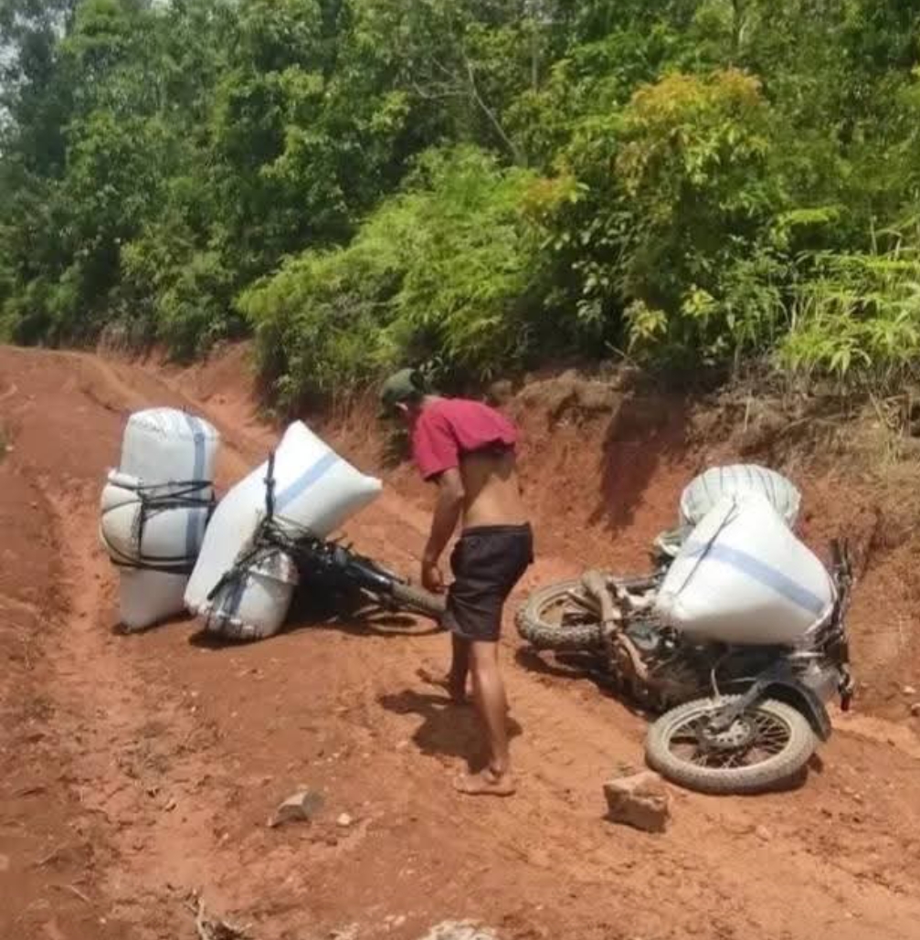 Akses Lumpuh! Warga Tebing Batu Harapkan Perbaikan Jalan Rusak di Buay Pemaca