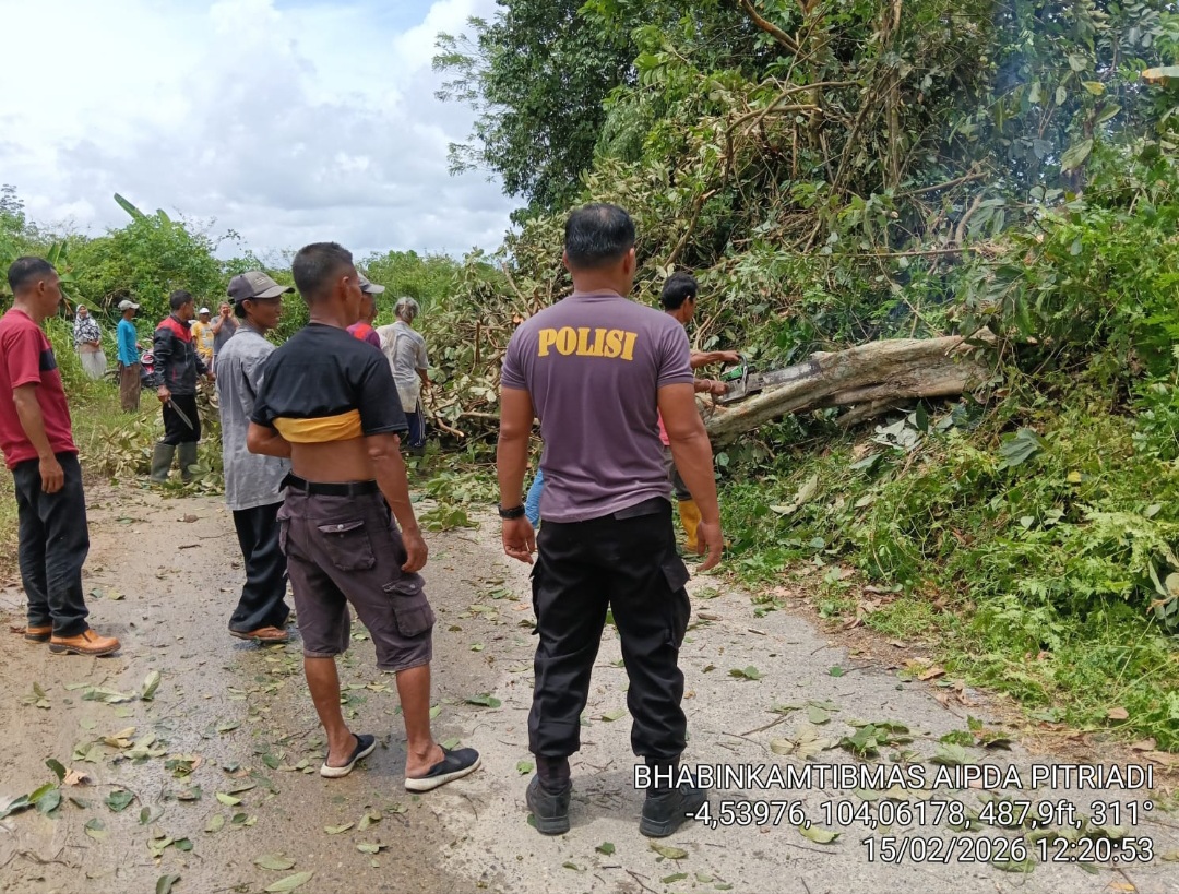 Warga Lingkungan 7 Pasar Lama Gotong Royong Bersihkan Jalan dan Benahi Pos Kamling