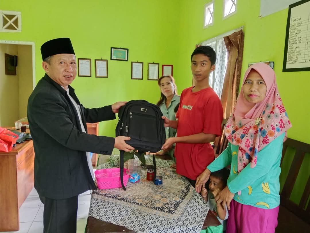 KUA BSA Salurkan Bantuan Peralatan Sekolah kepada Siswa Yatim