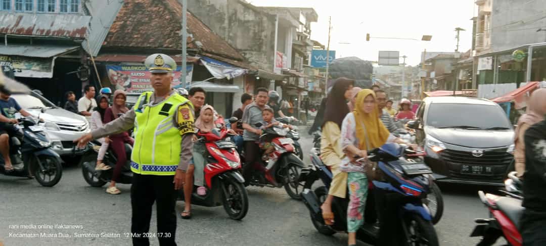 Kemeriahan Takjil di Muaradua, Cerita Kemacetan dan Solidaritas di Jalan Raya