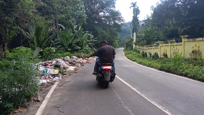 Warga Resah, Sampah Liar Penuhi Jalan Lintas Muaradua