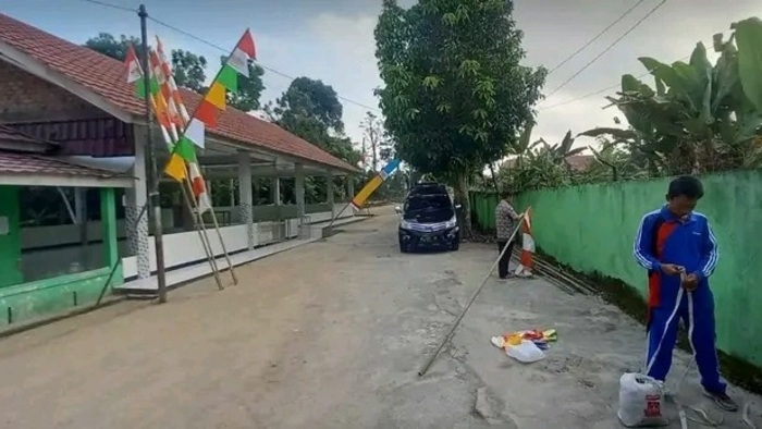 Pasang Umbul-Umbul Dihalaman Madrasah