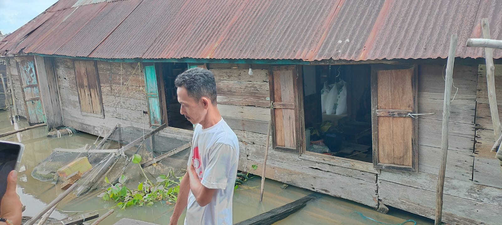 Tetap Bertahan Meski Sempat Hanyut, 10 Rumah Rakit Masih Bertahan di Pinggir Sungai