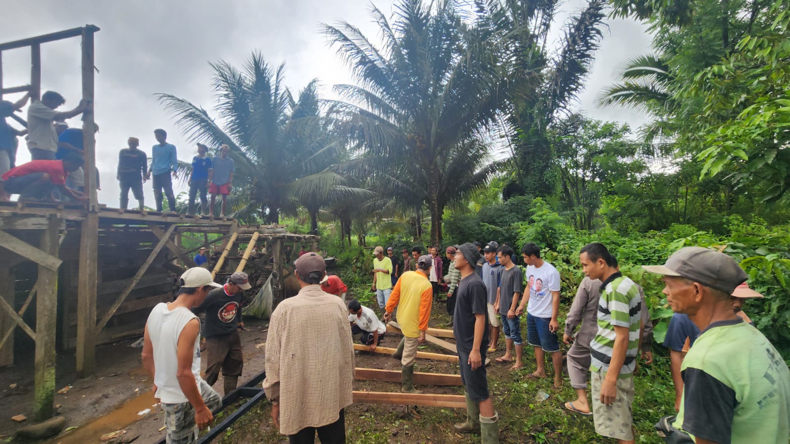  Viral, Warga Gotong Royong Bongkar Rumah di Tanah Keluarga Caleg