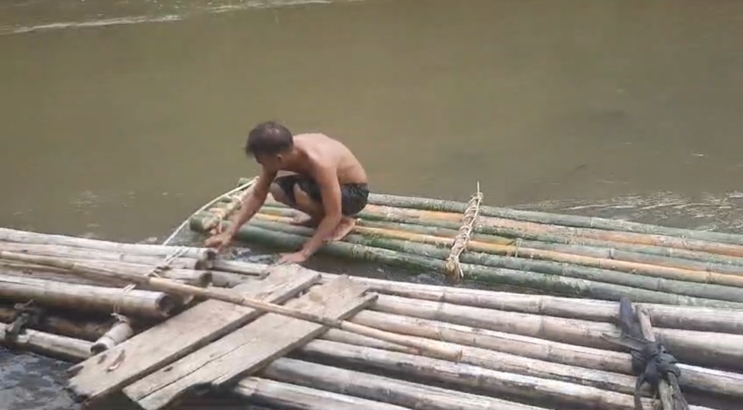 Jembatan Gantung Lumpuh, Warga Desa Gedung Nyawa Membuat Alternatif Penyeberangan