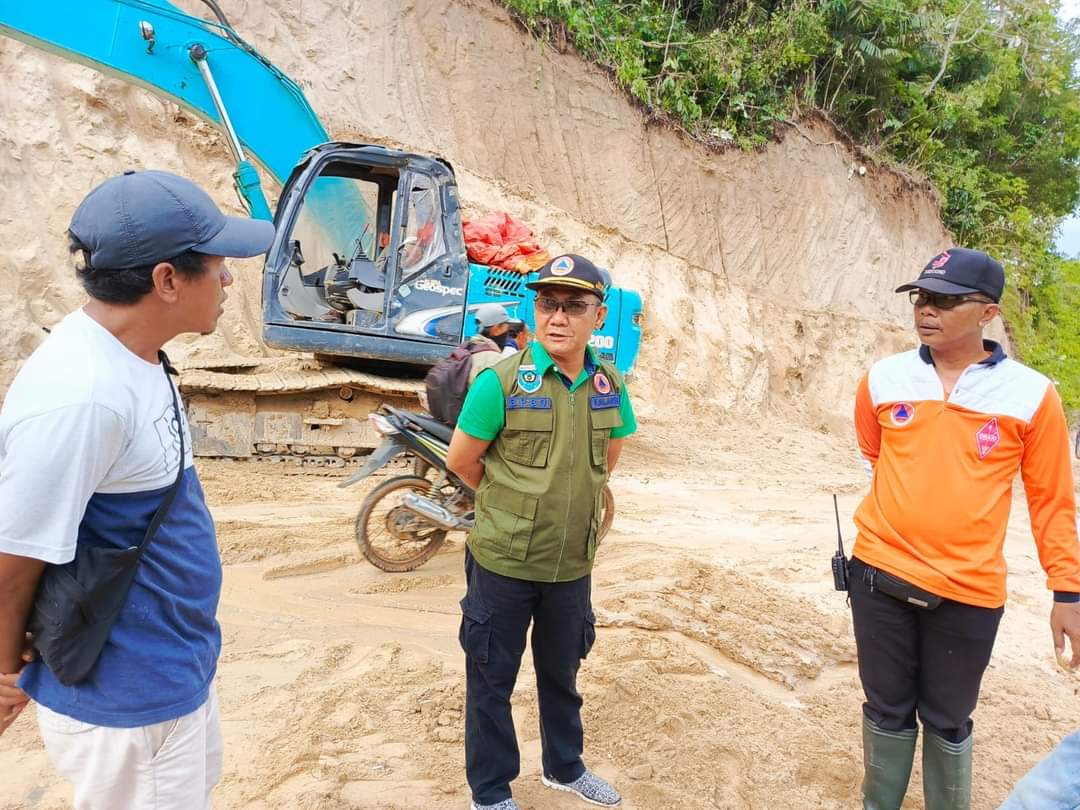 Siasati Jalan Longsor, BPBD OKUS Keruk Bukit