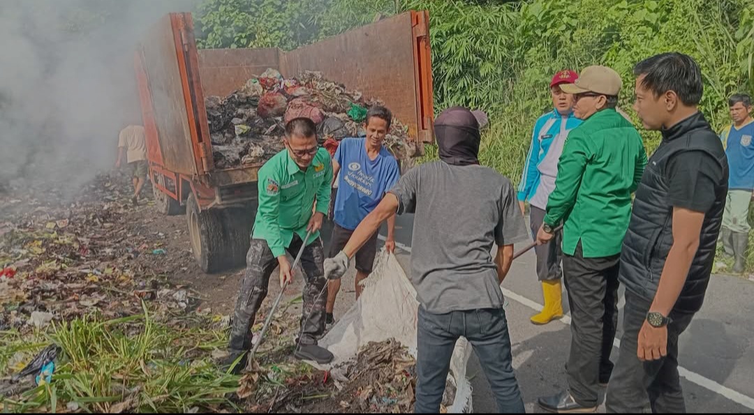 Sekda OKU Selatan Pimpin Aksi Gotong Royong Bersihkan Sampah Liar di Kisau, Ajak Masyarakat Patuhi Perda