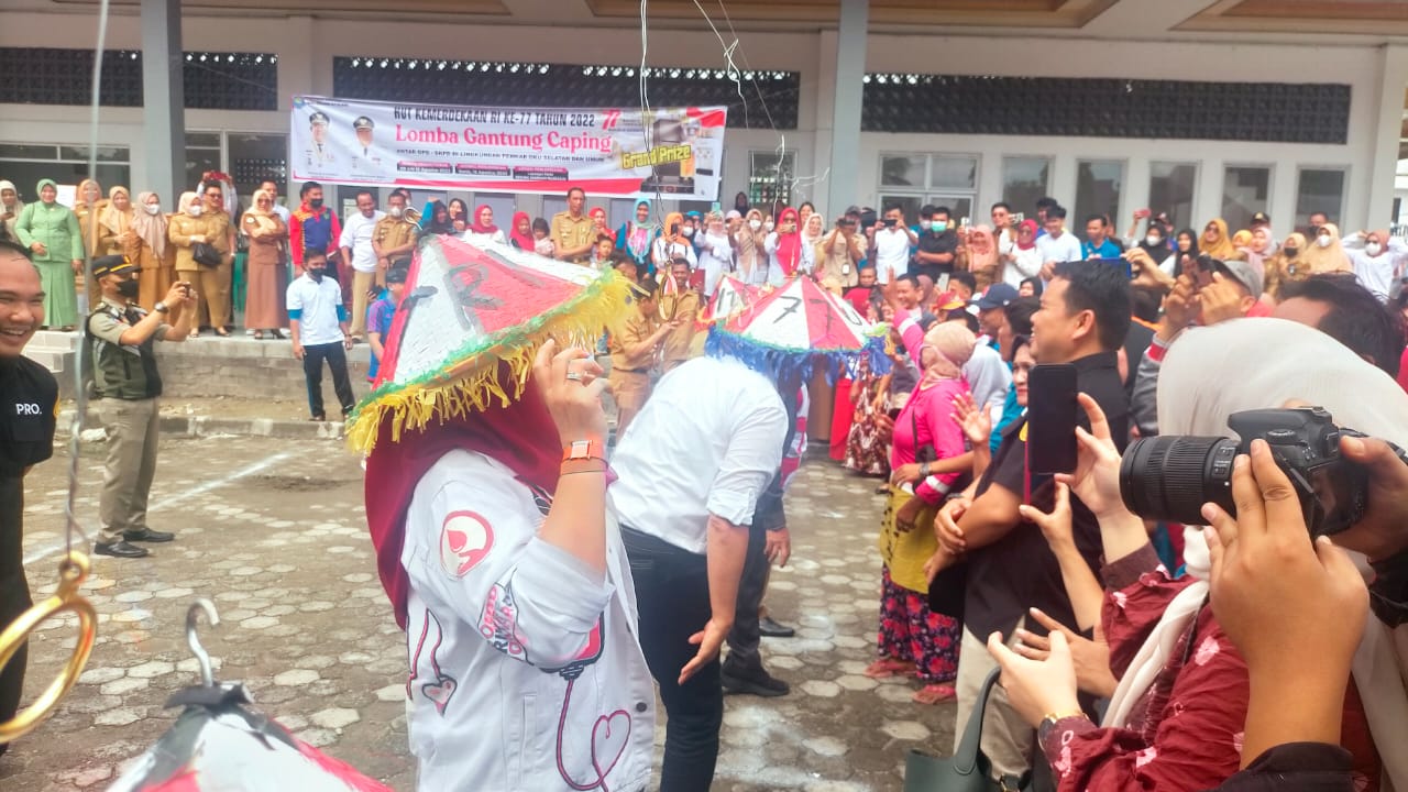 Wakil Bupati Berserta Istri dan Isyana Lonetasari Popo Ikut Meriahkan Lomba Gantung Caping