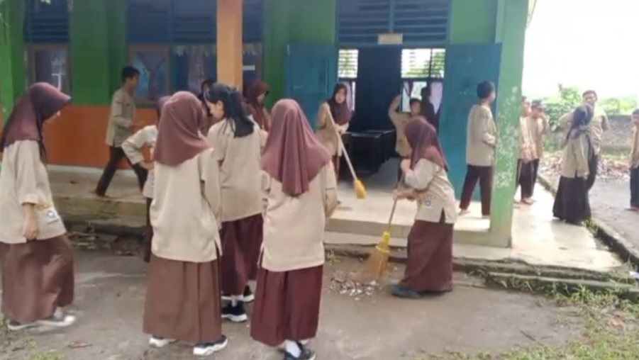 Siswa SMP Negeri 01 Simpang Gotong Royong Bersihkan Lingkungan Sekolah