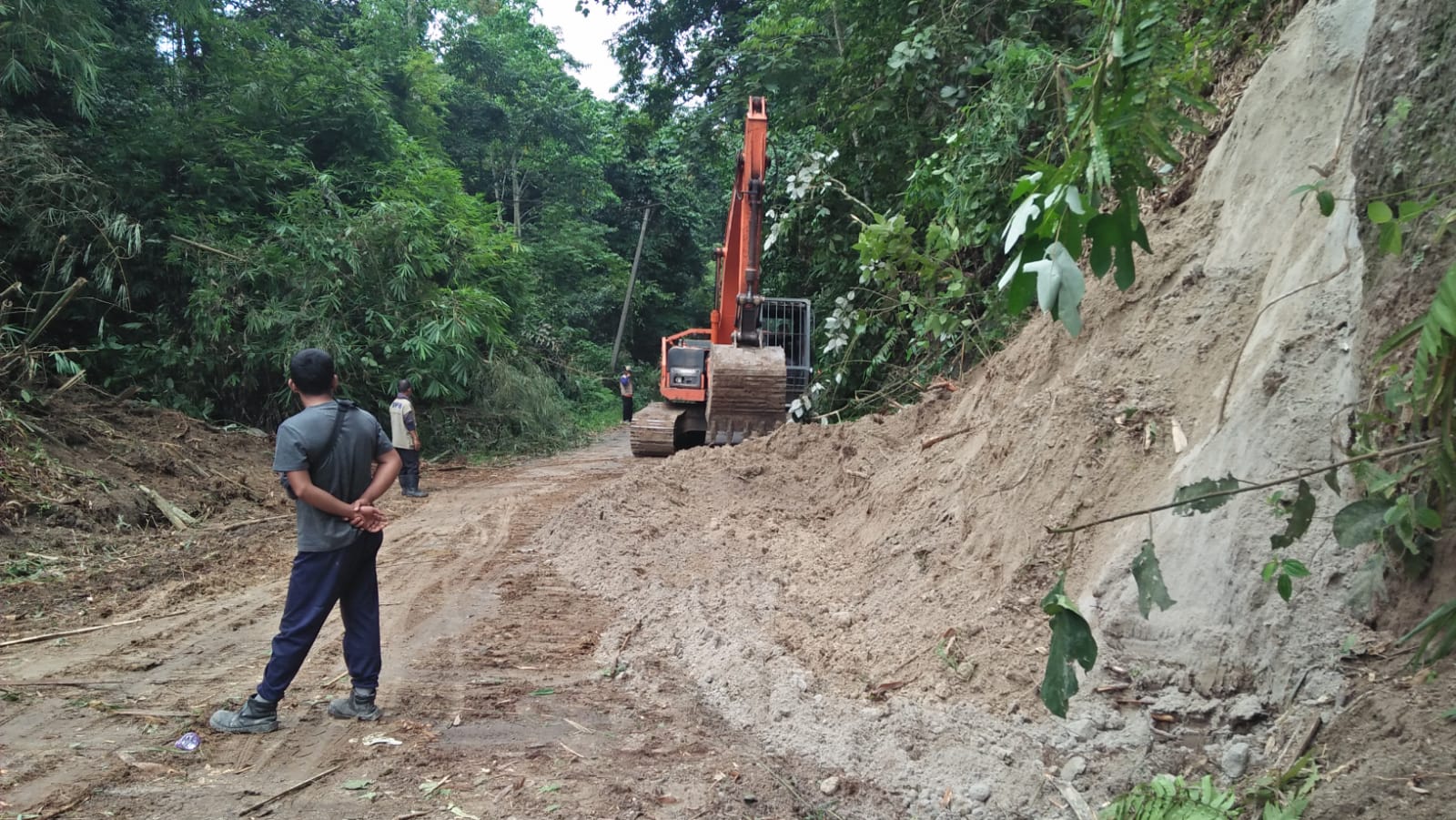 Turunkan Alat Berat Bersihkan Material Longsor di Desa Tanjung Iman