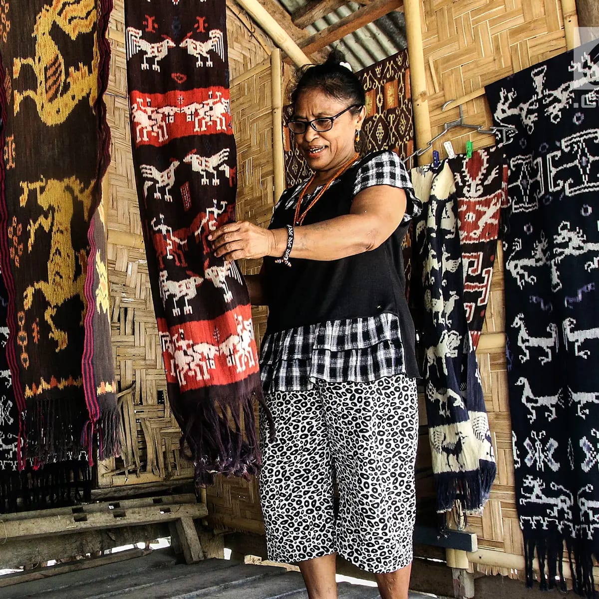 Kain Tenun Tradisional Sumba, Warisan Budaya Yang Memukau!