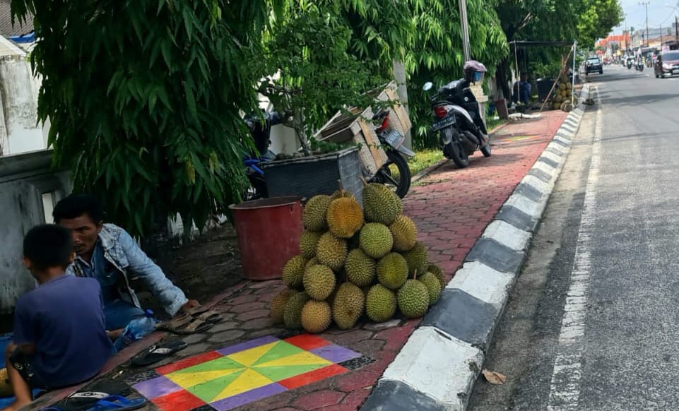 Mulai Masuk Musim, Pedagang Buah Durian menjamur di Jalan-Jalan OKU Timur