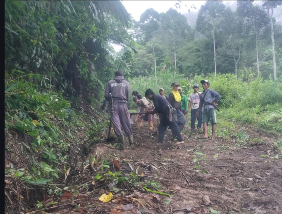 Warga Bandar Alam Lama Kompak Gotong Royong Perbaiki Akses Jalan Desa