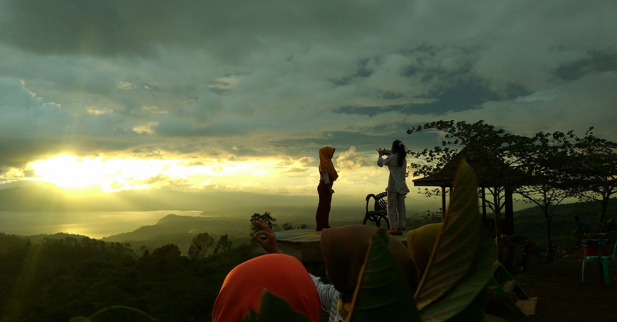 Nih Wisata  Paling Cocok Buat Selfie di Danau Ranau!! Yuk Kunjungi Nikmati Sunset Dari Ketinggian